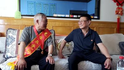 县总工会走访慰问老党员 颁发“光荣在党50年”纪念章