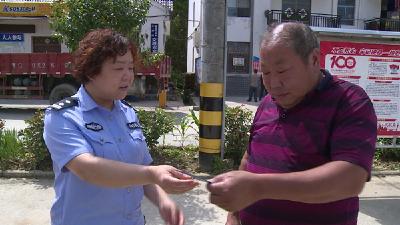 房县公安交警送证下乡 为群众服务到家