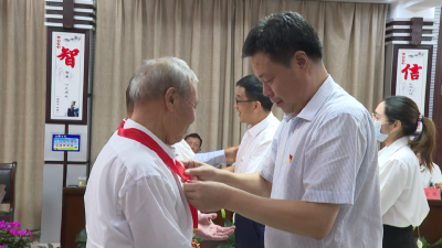 县教育系统36名老党员荣获“光荣在党50年”纪念章