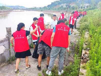 我县志愿者河堤“大扫除”共护河道生态