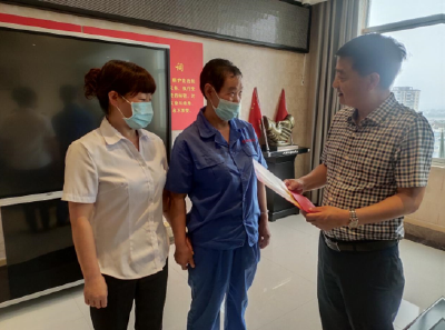 弘扬正能量：县保健院为保洁人员送上表扬信