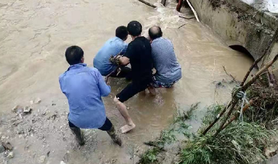 土城镇： 防洪防汛  党员冲锋在前