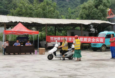 万峪河乡组织“下乡办证”获群众好评