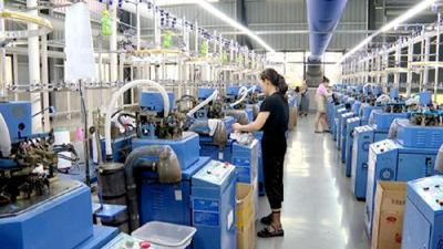 回龙乡：村头车间促增收