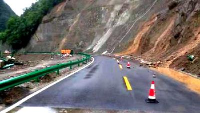 提醒！山体落石阻断路面，房县这条路段限制车辆通行！