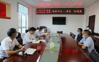 纪道清公开接待群众来访