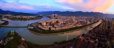 胡亚波在房县调研时强调：培育壮大优势产业 营造平安稳定环境