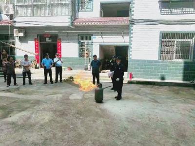 青峰镇组织小区居民开展消防演练