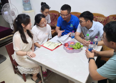 房县思源实验学校：暑期家访送两“书”  架起家校同心桥