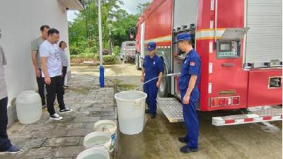 消防员为群众送水，解燃眉之急
