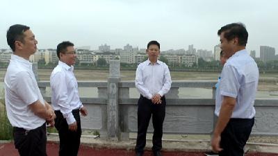 纪道清带队巡河 检查河道治理和防汛工作