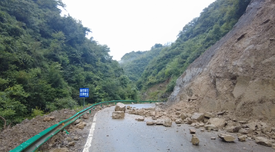 市交通局局长刘永来我县视察指导道路水毁抢通工作  