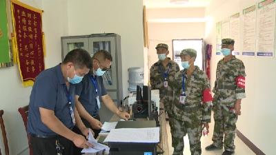 房县：迷彩队伍街上走 流动哨点把关口