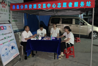 房县公共资源交易中心党组看望慰问下沉社区防疫一线党员干部