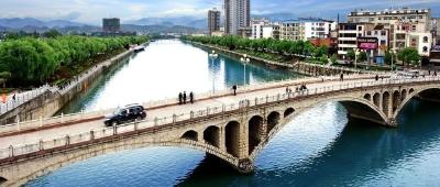 房县行政审批局线上线下织牢“外防输入网”