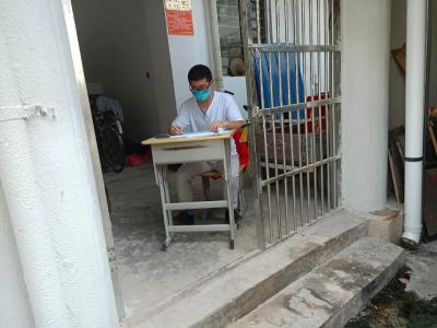 县一中：党员干部下沉社区助力防疫