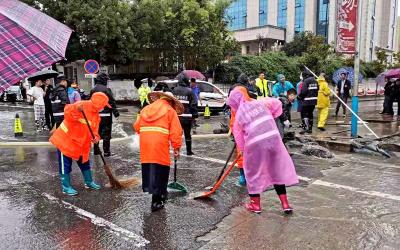 道路积涝影响通行　城管动手疏通“堵点”