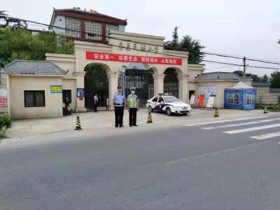 房县交警全力护航开学首日师生出行安全