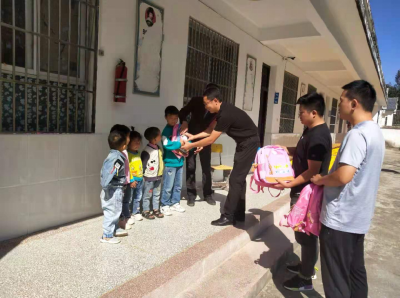 县人社局驻堤坪铺村工作队：慰问堤坪小学全体师生