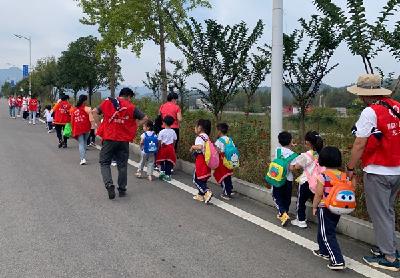 县幼儿园开展"拥抱秋天 快乐'童'行"秋游活动
