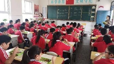 房县实验小学：家长“赴宴”品质量家校合谋放心餐