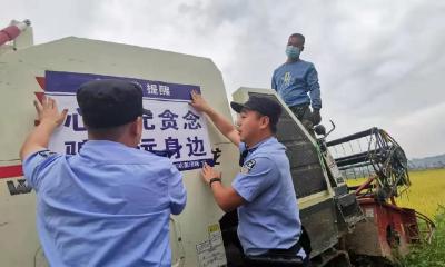 收割机秒变宣传机！房县民警护航秋收有绝活！