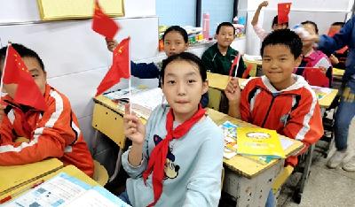 沙河乡明德小学开展“我与国旗合个影”爱国教育活动
