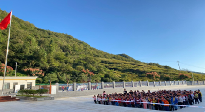 万峪小学开展“向国旗敬礼，做一个有道德的人”主题教育活动  