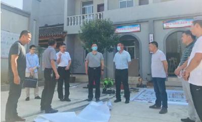 市委统战部副部长、市民宗委主任吴峰检查房县“四进”活动