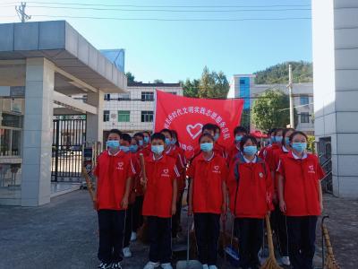 尹吉甫学校开展“清洁家园，喜迎国庆”新时代文明志愿者活动
