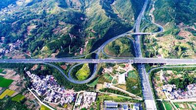 城关镇：情系教师节 慰问暖人心