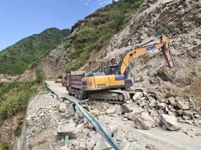 我县十竹路已抢通半幅路面恢复交通