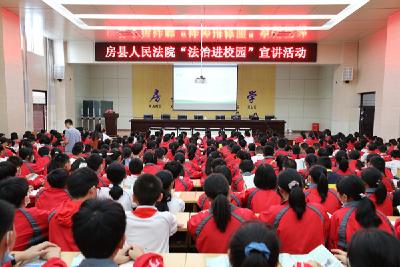 县实验中学开展“法治进校园”活动