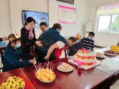 一样的中秋 别样的团圆——县民政局志愿服务队开展“情系中秋节 爱满福利院”慰问活动
