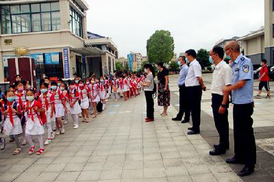 县东城小学：开学第一天  秩序井然