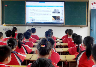 实验小学：开展爱国主义教育活动
