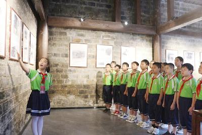 房县天明小学举行国庆节系列庆祝活动