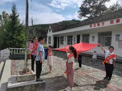 九道乡水田小学举行新学期升旗仪式