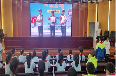 县军店小学：组织全校师生观看“消防安全第一课”