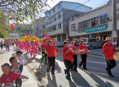门古寺镇：民间艺人载歌载舞迎国庆