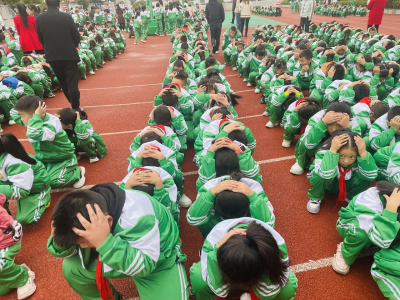 城关镇八一希望小学开展防震逃生安全演练