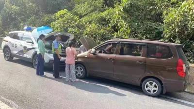 游客车辆亏电熄火  房县交警搭火救援