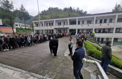 上龛乡：“我为群众办实事”送证下乡上门服务