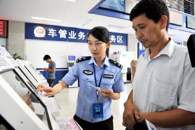 房县车管业务下乡服务群众“最后一公里”