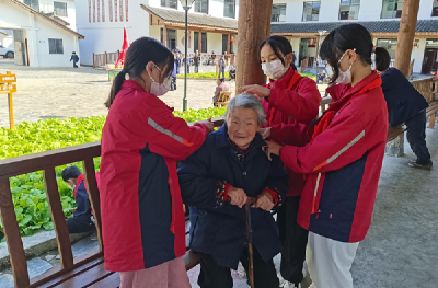 野人谷学校慰问敬老院老人