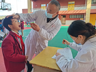 房县思源实验学校：健康体检进校园  关爱学生护成长