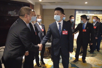 纪道清看望出席房县十五次党代会的党代表