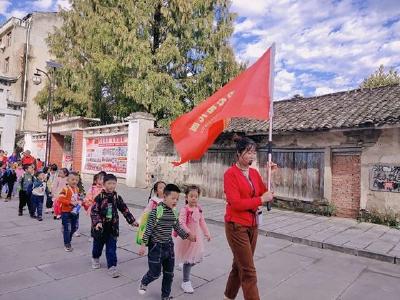 房县军店镇中心幼儿园：开展“探寻自然味道品味家乡文化”秋游活动