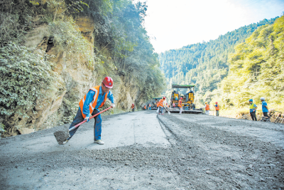 假期筑路忙
