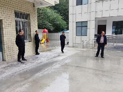 县教育局深入九道学校调研指导工作